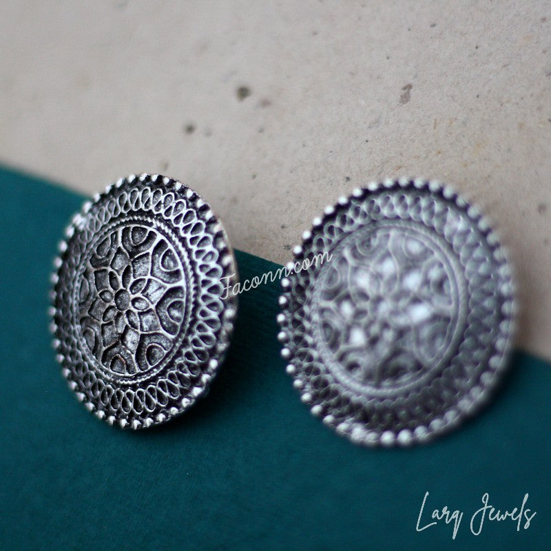 Larq Jewels Sliver Oxidized Round Stud Earring
