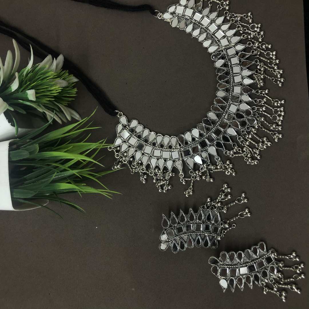 LARQ JEWELS Metal Mirror Silver Oxidised Necklace Set