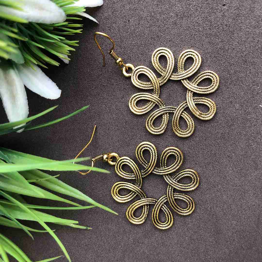 LARQ JEWELS Gold tone brass metal non precious hollow floral earring