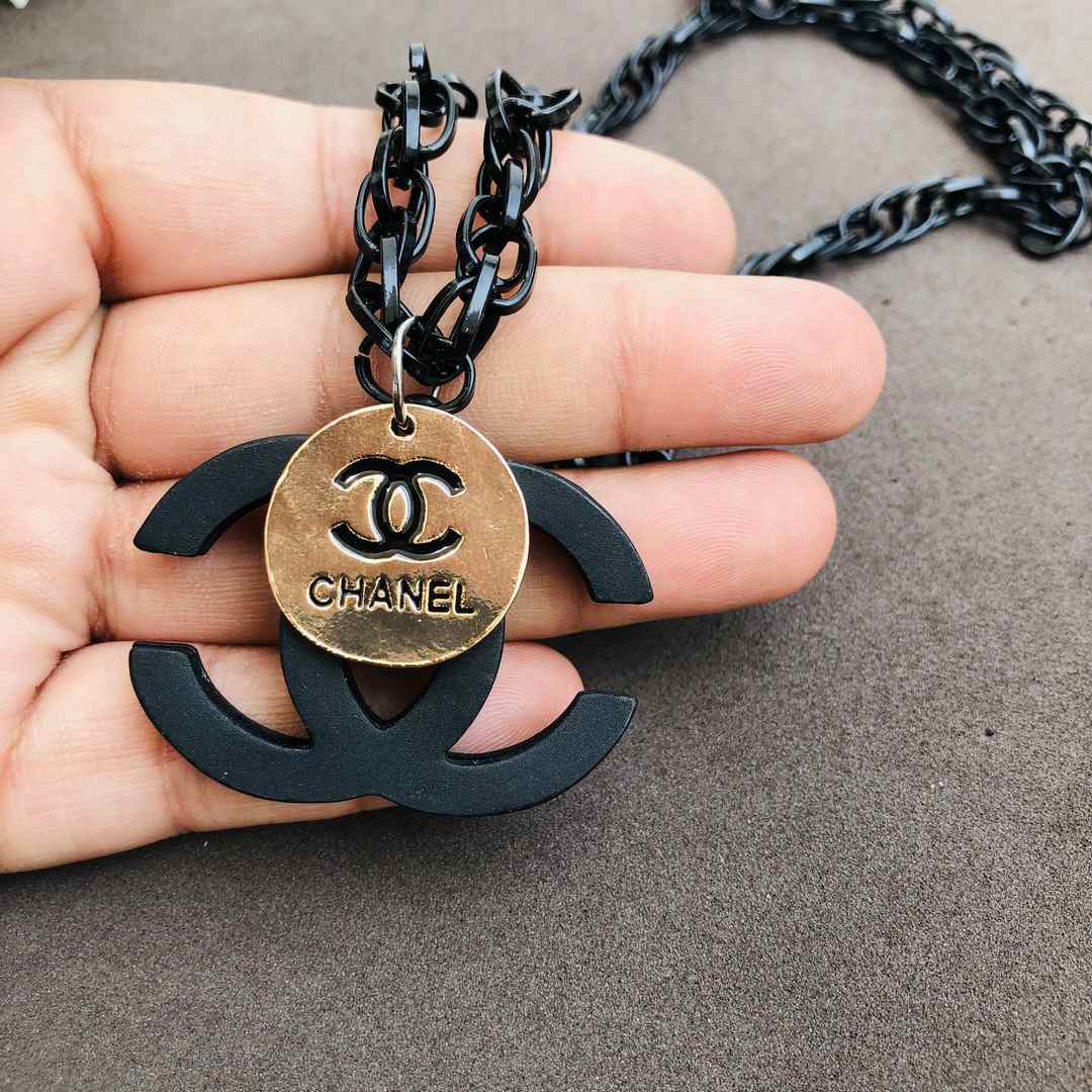 Larq Jewels CHANEL Classic Luxurious pendant necklace
