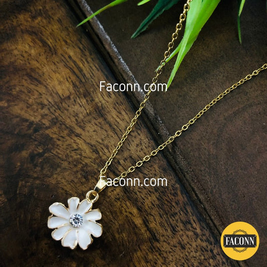 LARQ JEWELS White Daisy Charm Pendent