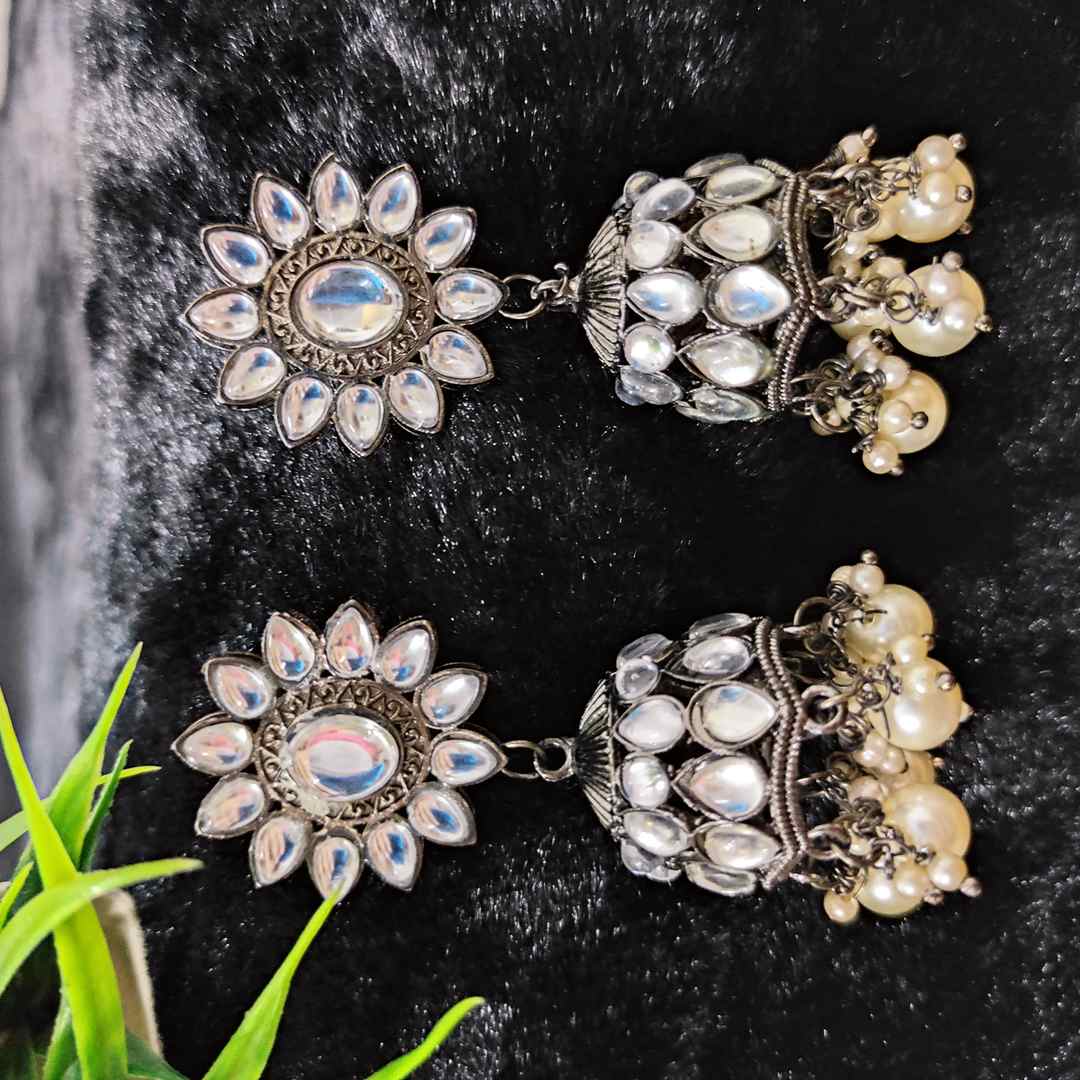 LARQ JEWELS Lightweight Kundan with Pearl Beads Silver Plating  Jhumka Earring