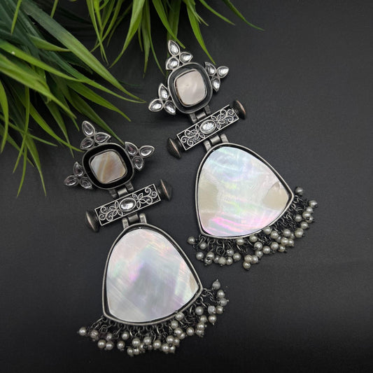 Oxidised Shell Stone Earring With Kundan White