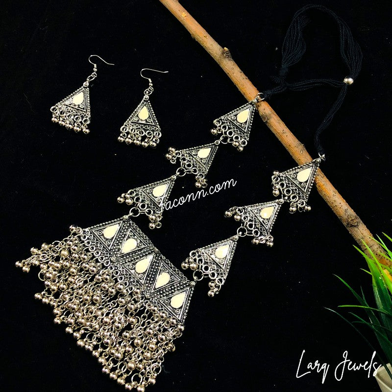 LARQ JEWELS Bohemia Gypsy Vintage Party Wear Necklace- White