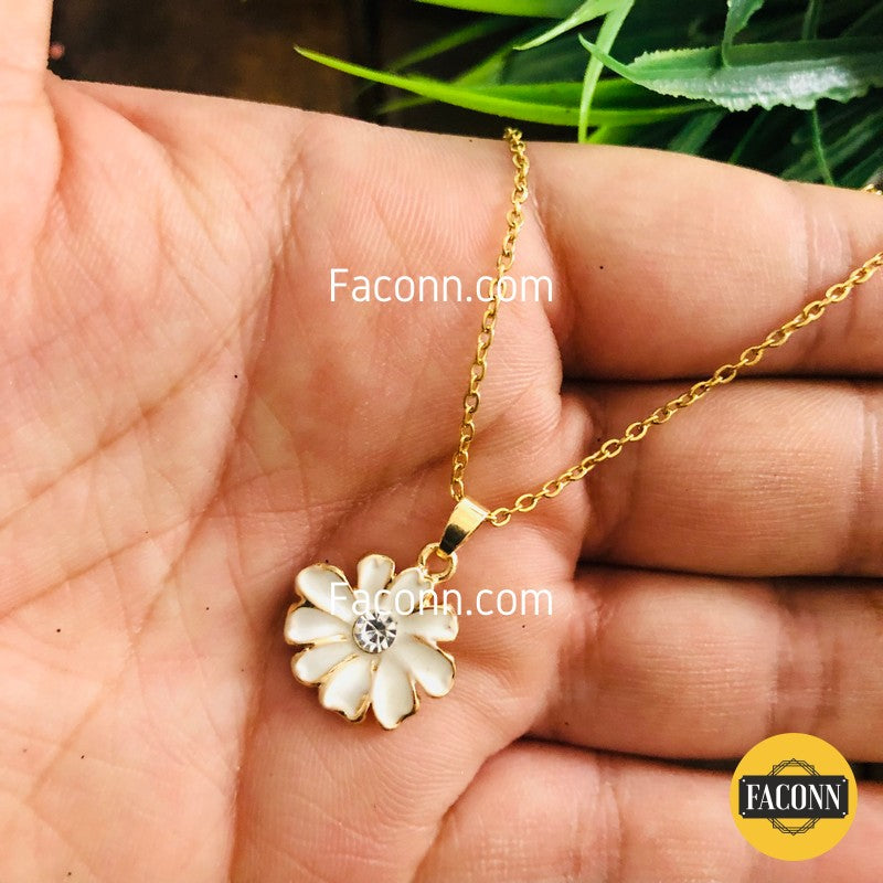 LARQ JEWELS White Daisy Charm Pendent