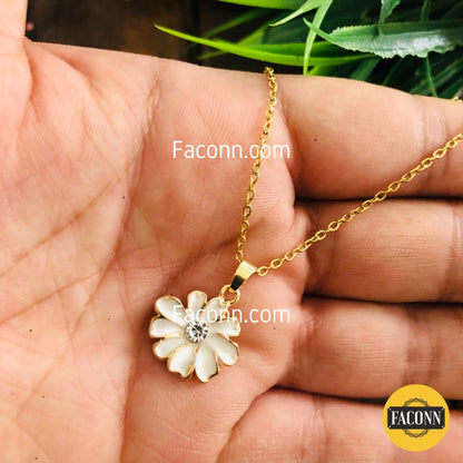 LARQ JEWELS White Daisy Charm Pendent